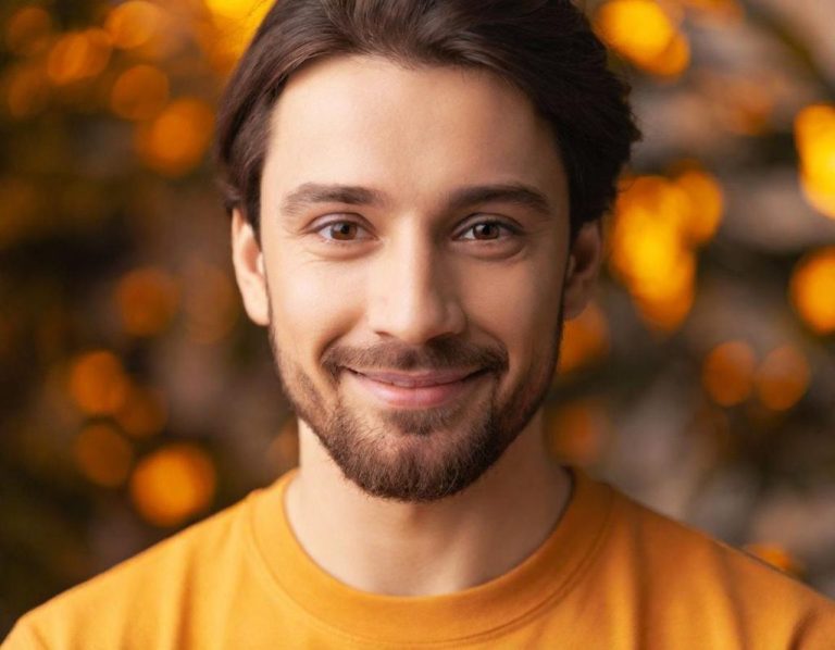 Top Kandidaten - Zielgerichtete Bewerberansprache Lächelnder Mann mit braunen Haaren